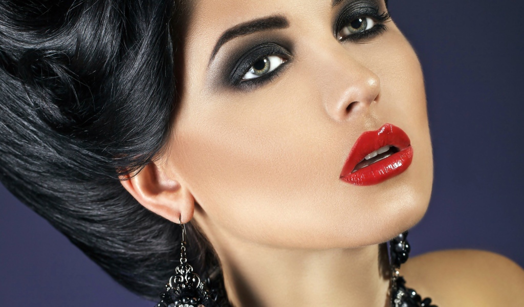 Красивый макияж у жгучей брюнетки