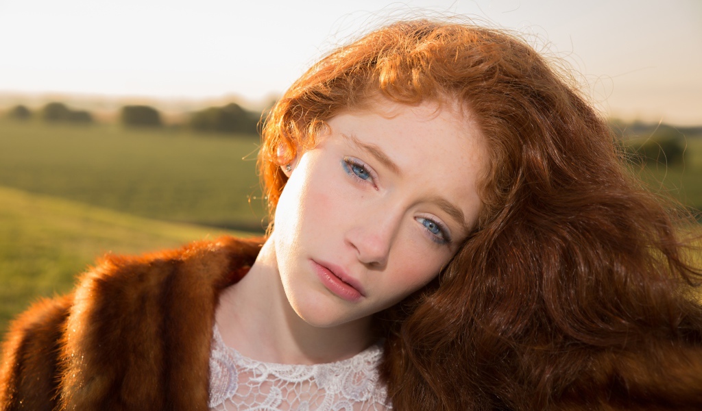 Красивая рыжеволосая девушка в шубе