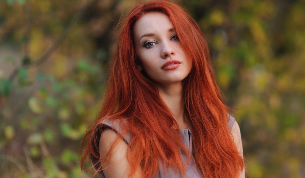 Красивая рыжеволосая девушка с голубыми волосами