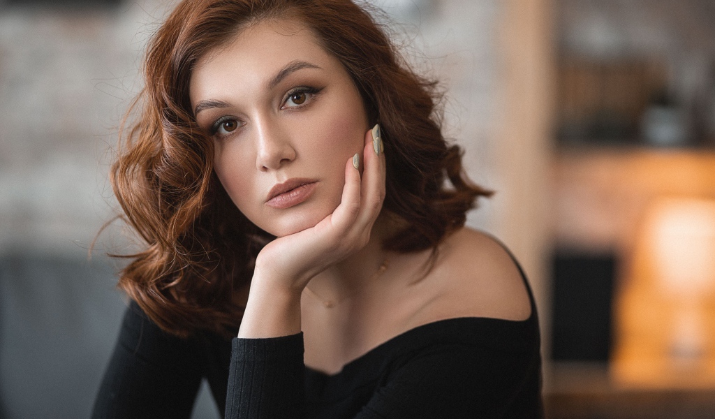Красивая грустная девушка в черном свитере