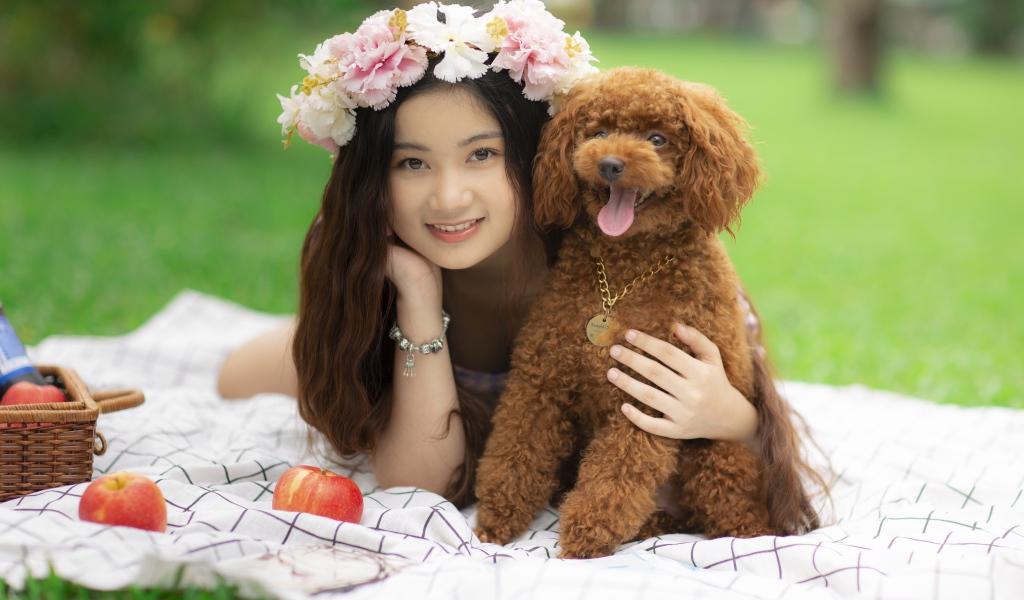 Красивая улыбающаяся девушка азиатка с собакой 