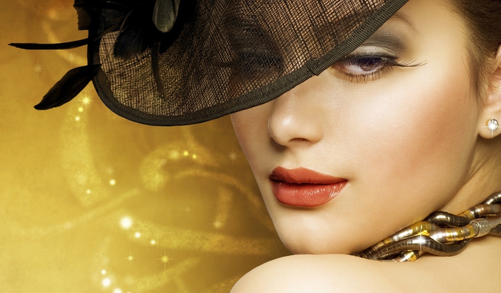 Красивая стильная женщина в черной шляпе 