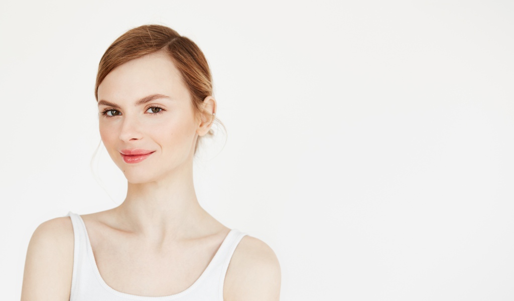 Красивая нежная девушка в белой майке