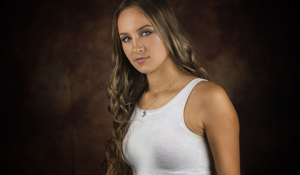 Красивая молодая девушка с длинными волосами в белой майке 