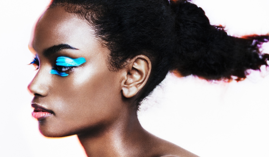 Темнокожая девушка с голубыми тенями на глазах 