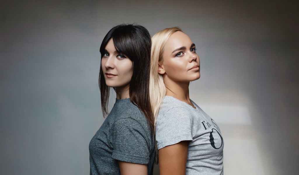 Блондинка и брюнетка на сером фоне