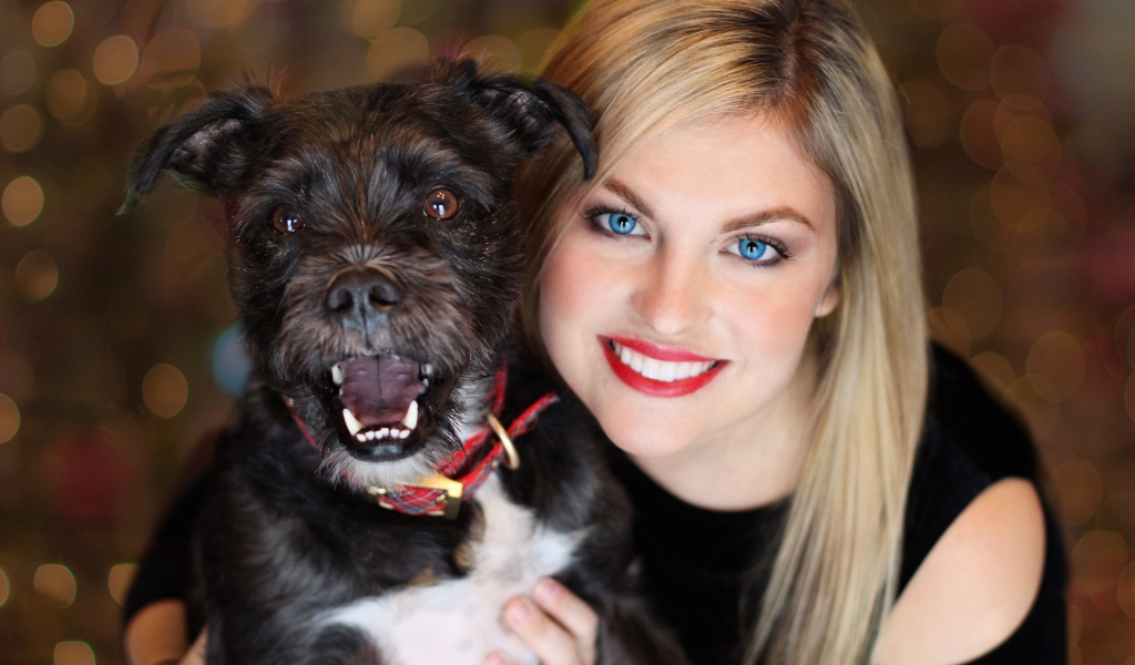 Голубоглазая блондинка с черной собакой 