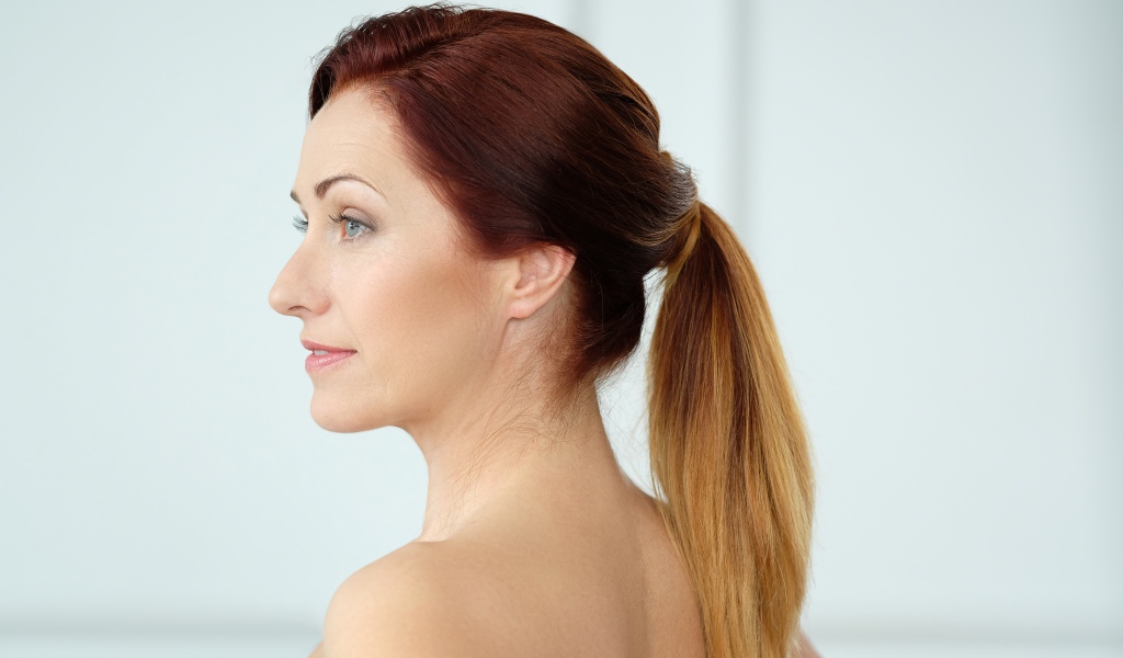 Голубоглазая женщина с хвостом на голове 