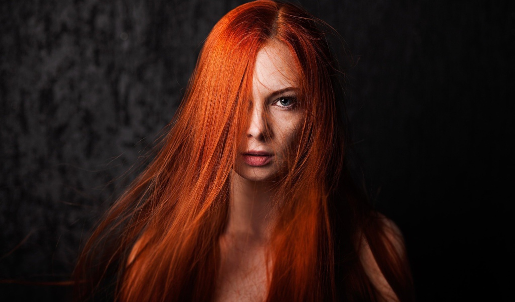 Яркая рыжеволосая девушка с голубыми глазами