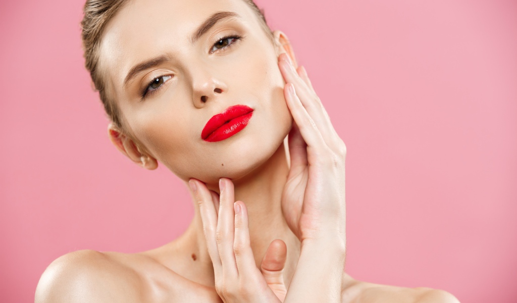 Яркая красная помада на губах у девушки
