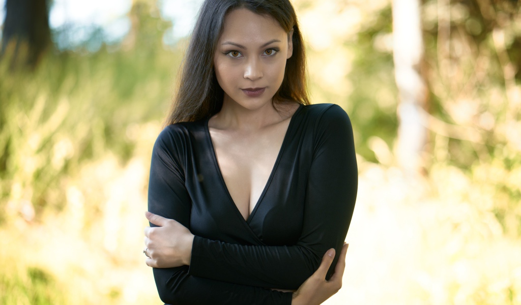 Кареглазая брюнетка модель в черном платье