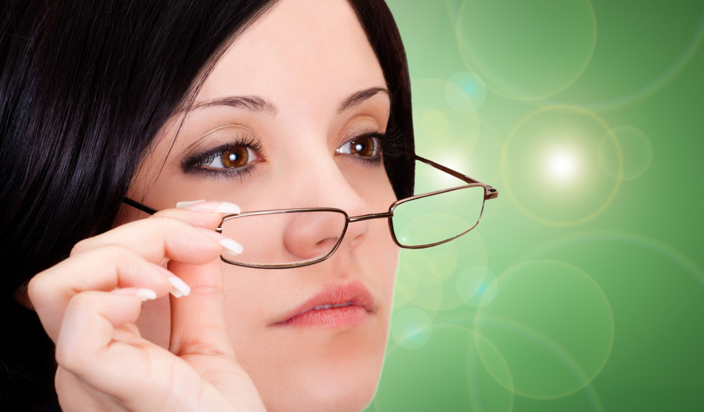 Деловая девушка с карими глазами в очках 