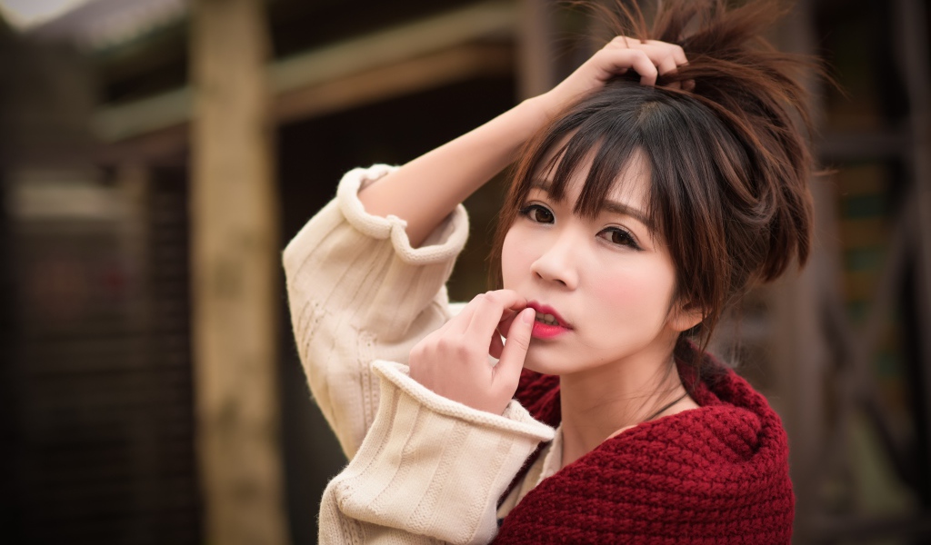 Милая девушка азиатка с рукой в волосах 