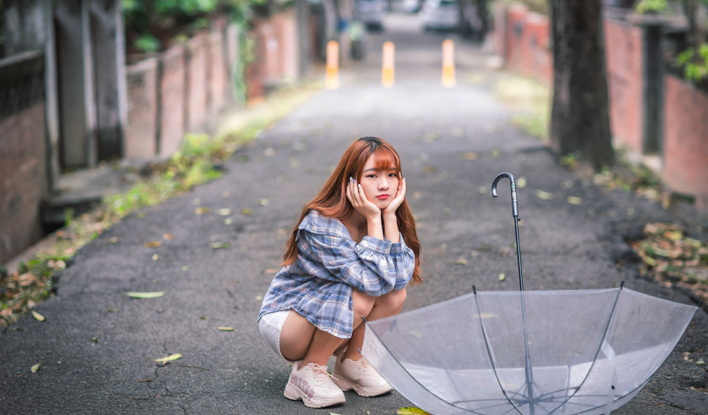 Милая девушка азиатка с прозрачным зонтом