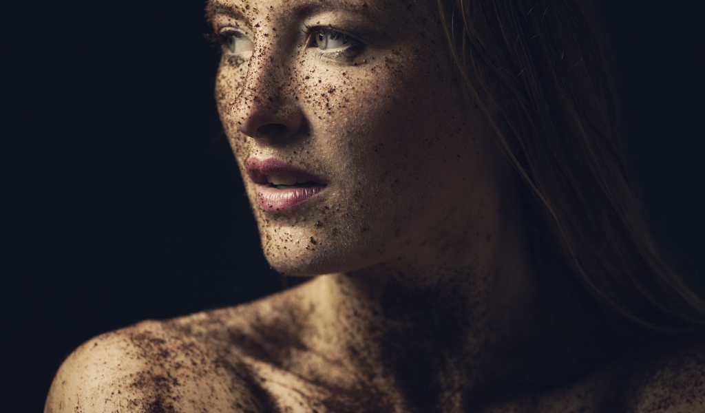 Грязная девушка в земле на черном фоне