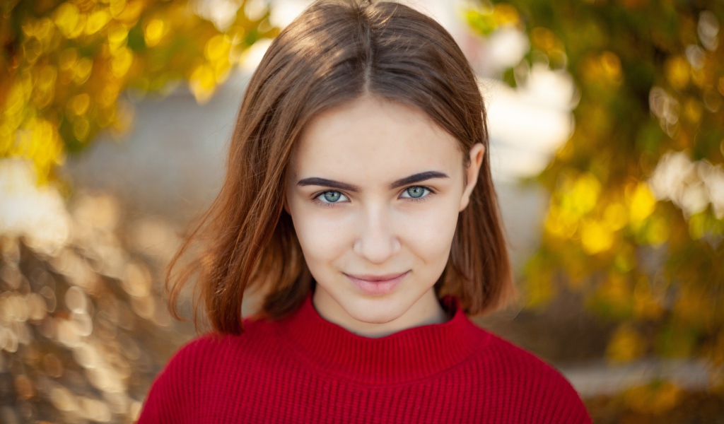 Девушка в красном свитере с короткой стрижкой 