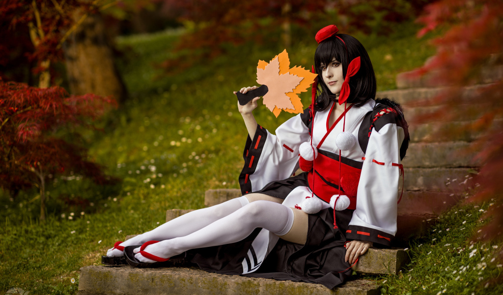 Девушка в костюме сидит на ступеньках косплей