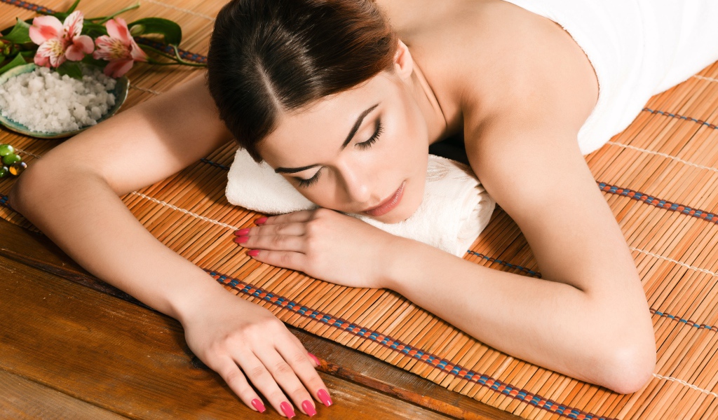 Девушка спит на спа процедурах