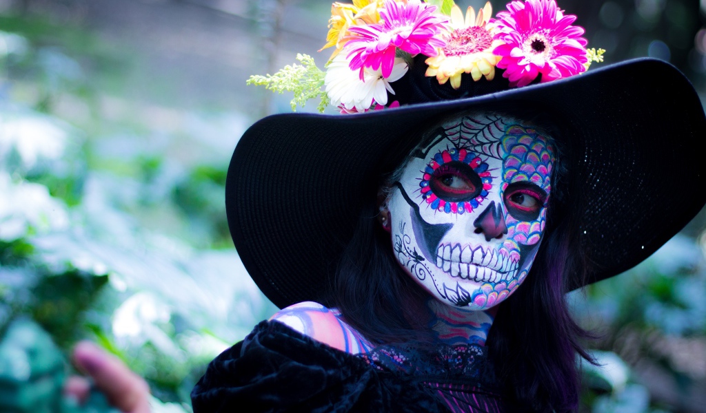 Девушка с маской на лице в черной шляпе