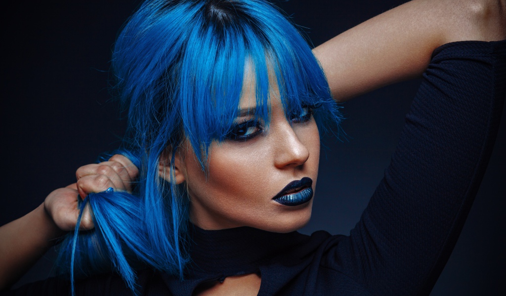 Девушка с синими волосами на черном фоне
