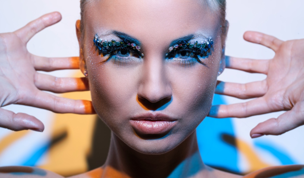 Девушка с голубым макияжем на глазах