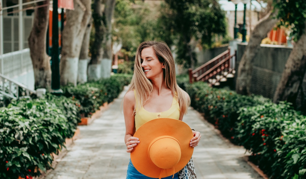 Девушка с закрытыми глазами со шляпой в руках 