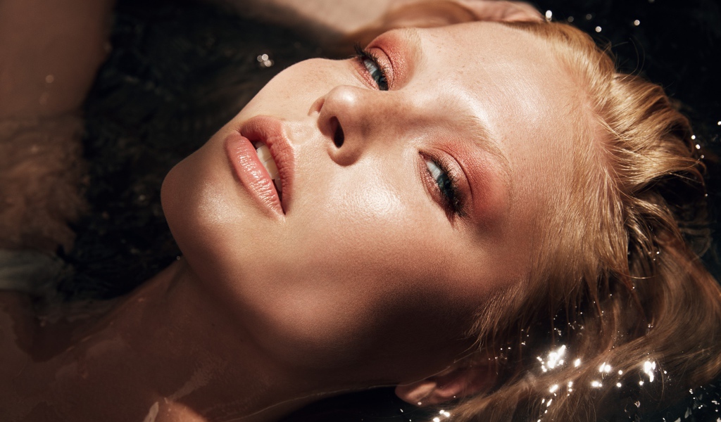 Девушка с нежными макияжем в воде