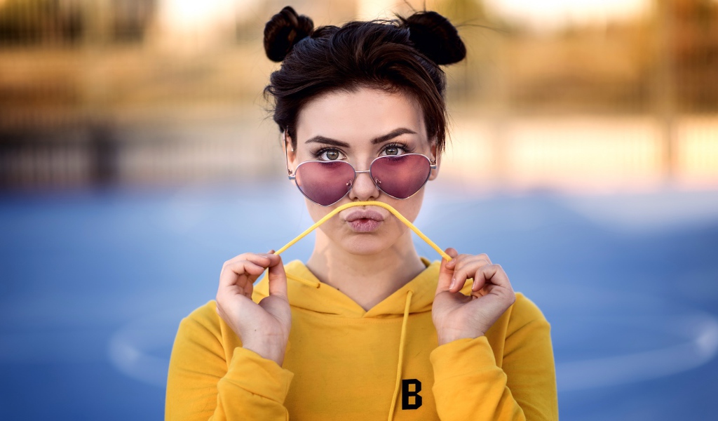 Девушка в очках в желтом худи 