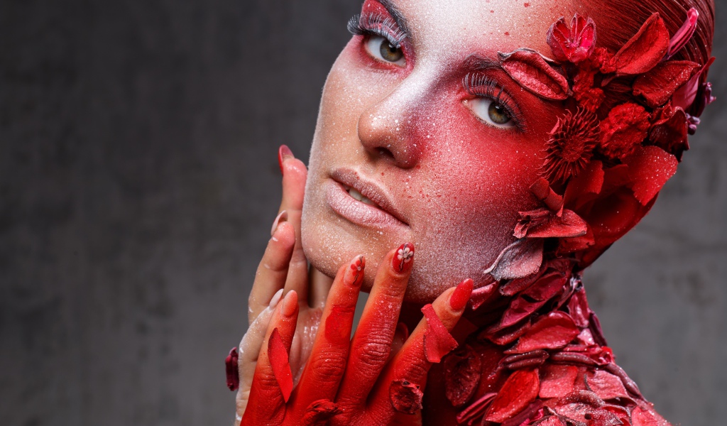 Девушка с красным декором на теле 