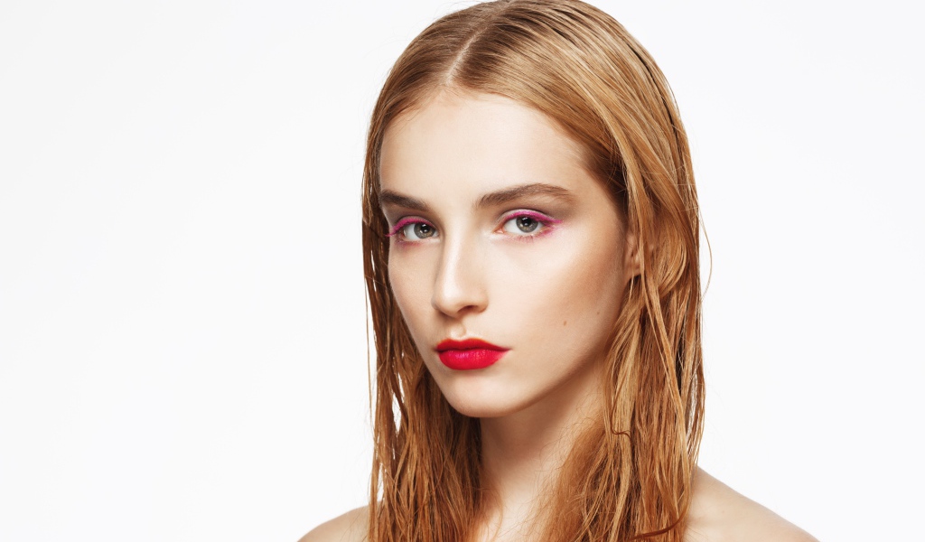 Девушка с мокрыми волосами с макияжем на лице