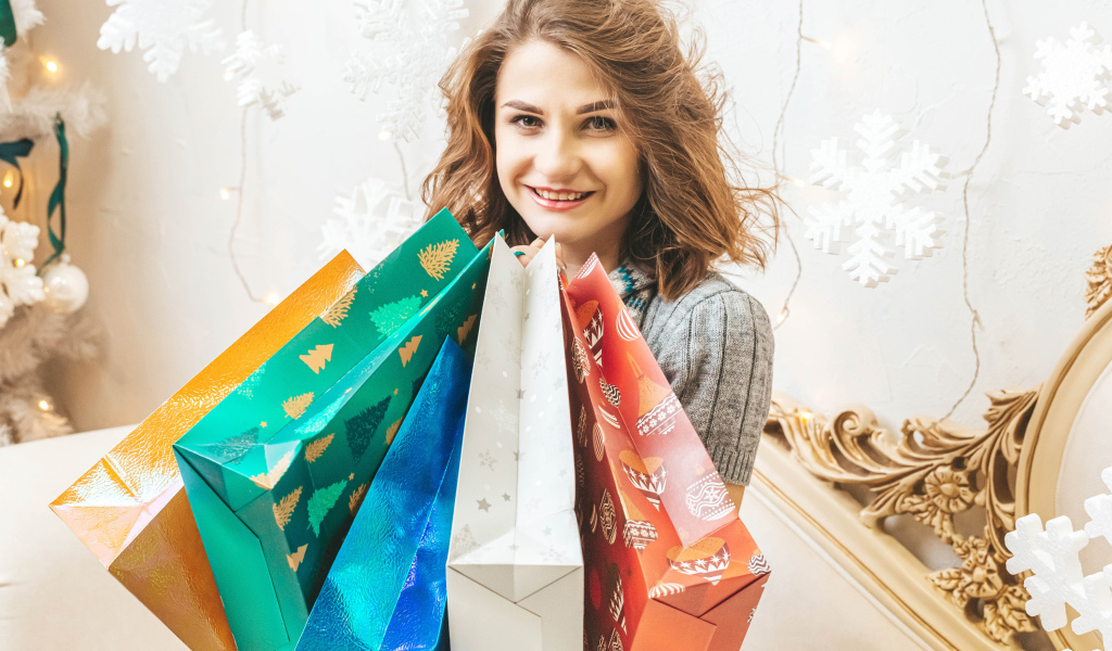 Счастливая девушка с покупками