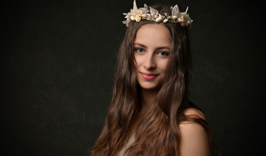 Длинноволосая девушка с украшением на голове 