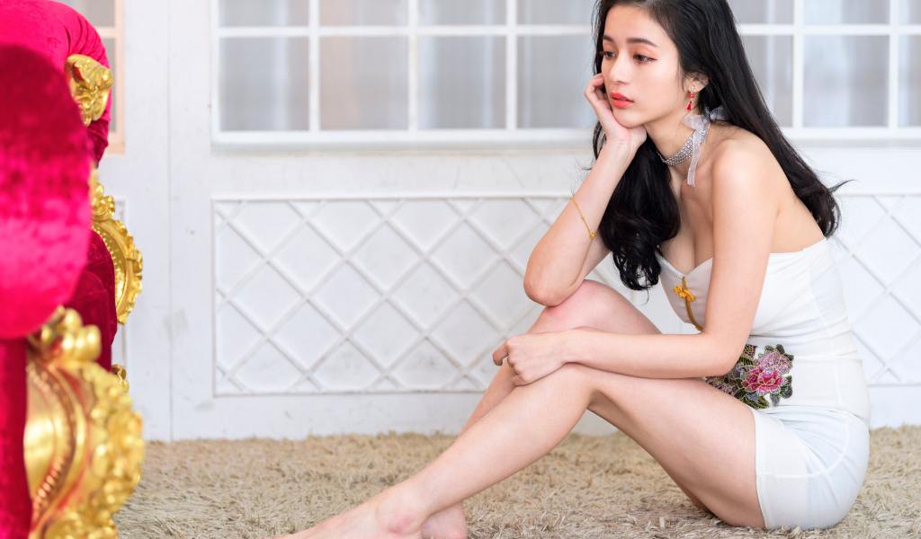 Длинноволосая девушка азиатка в белом платье 