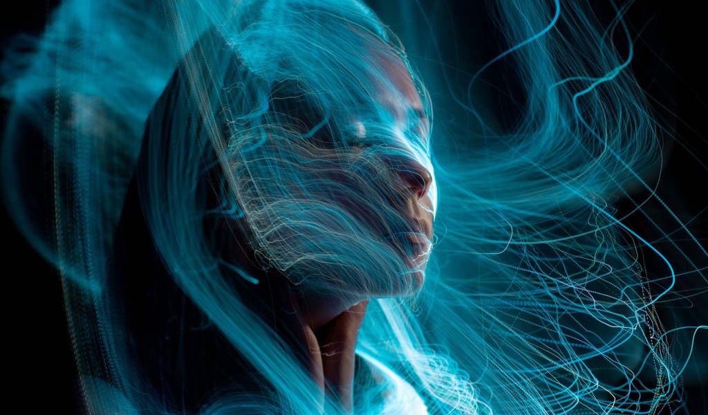 Магическая девушка с паутиной на лице 