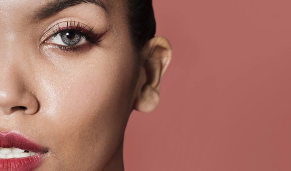 Часть лица голубоглазой женщины 