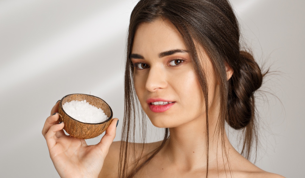 Настоящая девушка с морской солью в руке