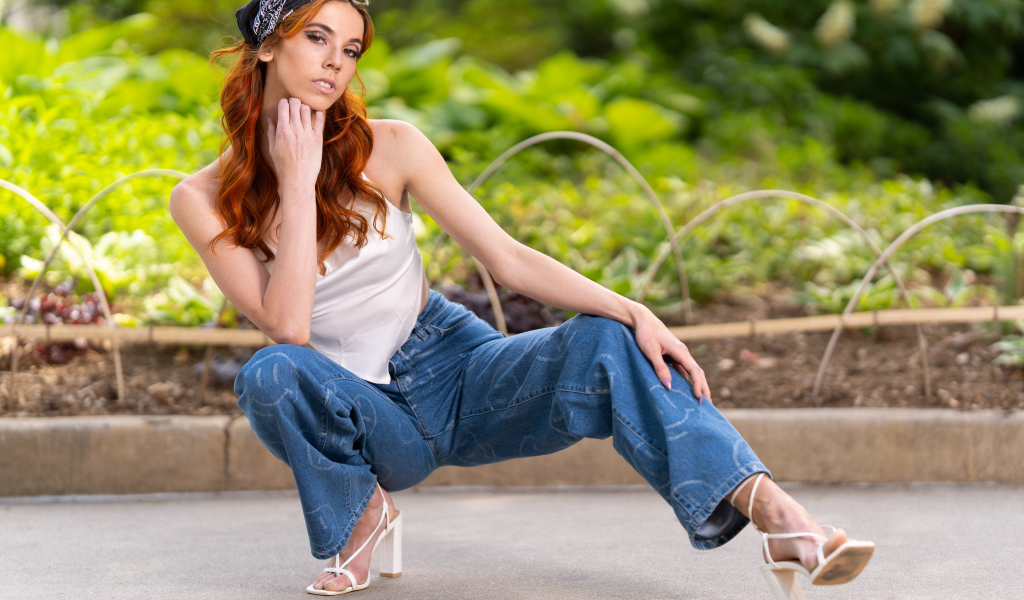 Рыжеволосая девушка в синих джинсах 