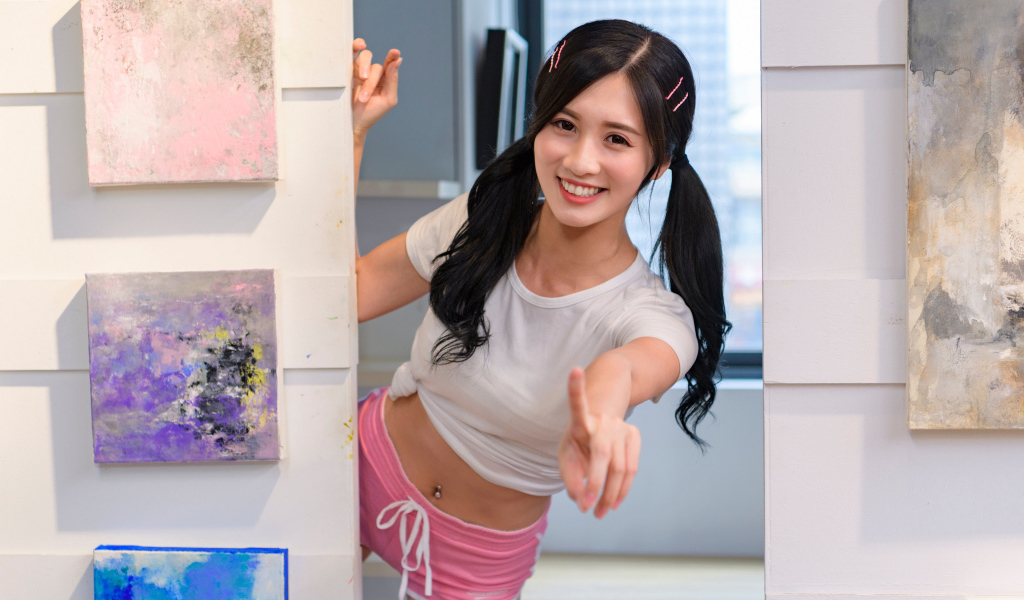 Улыбающаяся девушка азиатка в комнате