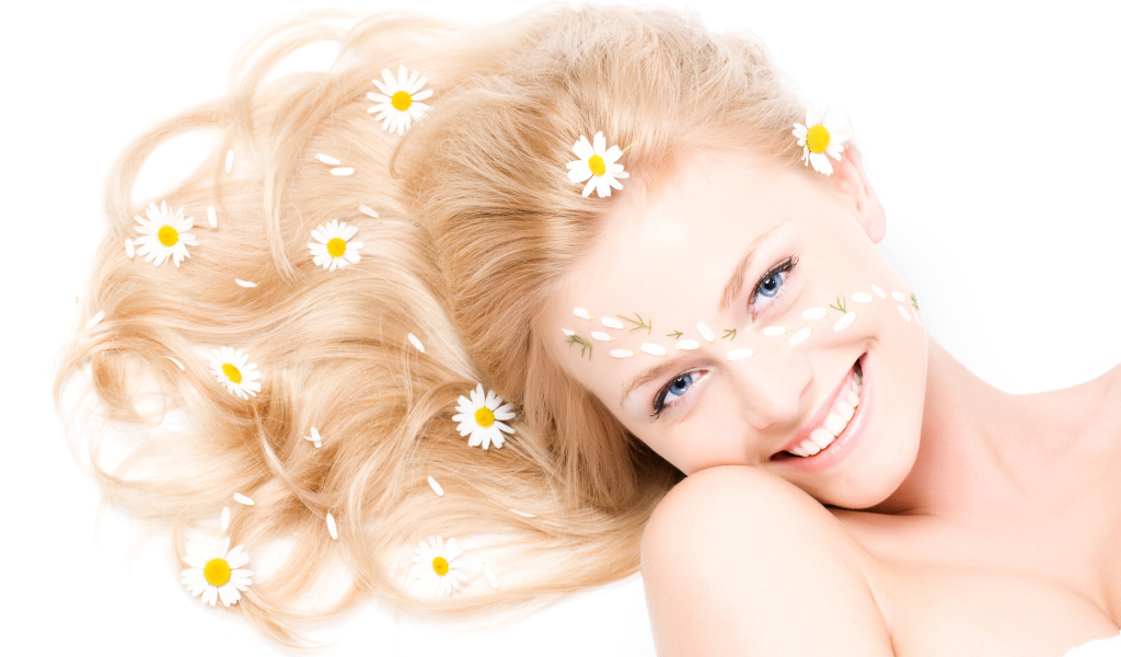 Улыбающаяся голубоглазая девушка на белом фоне