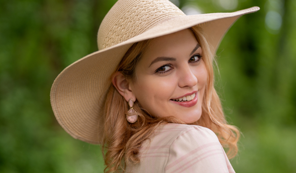 Улыбающаяся кареглазая девушка  в шляпе 