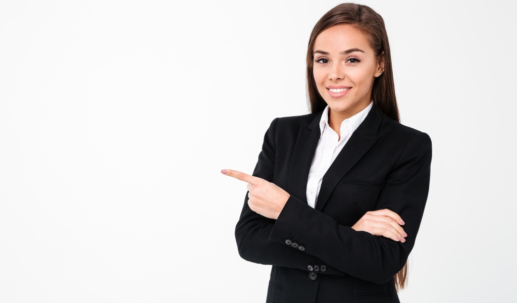 Улыбающаяся девушка в черном пиджаке на белом фоне 