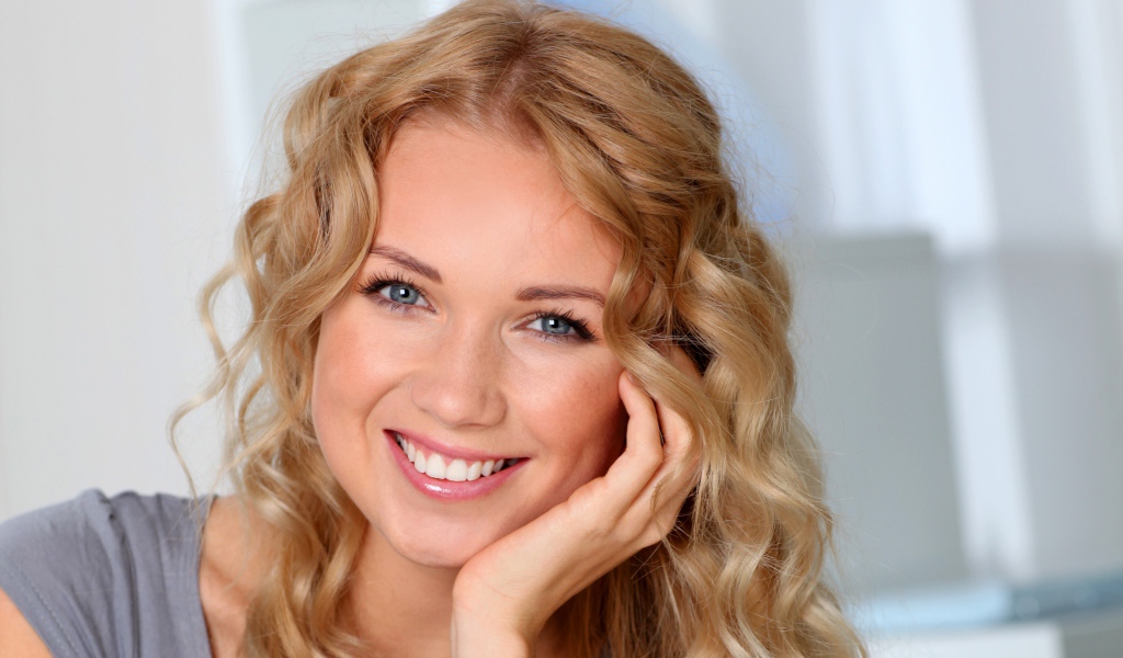 Улыбающаяся девушка в голубыми глазами 