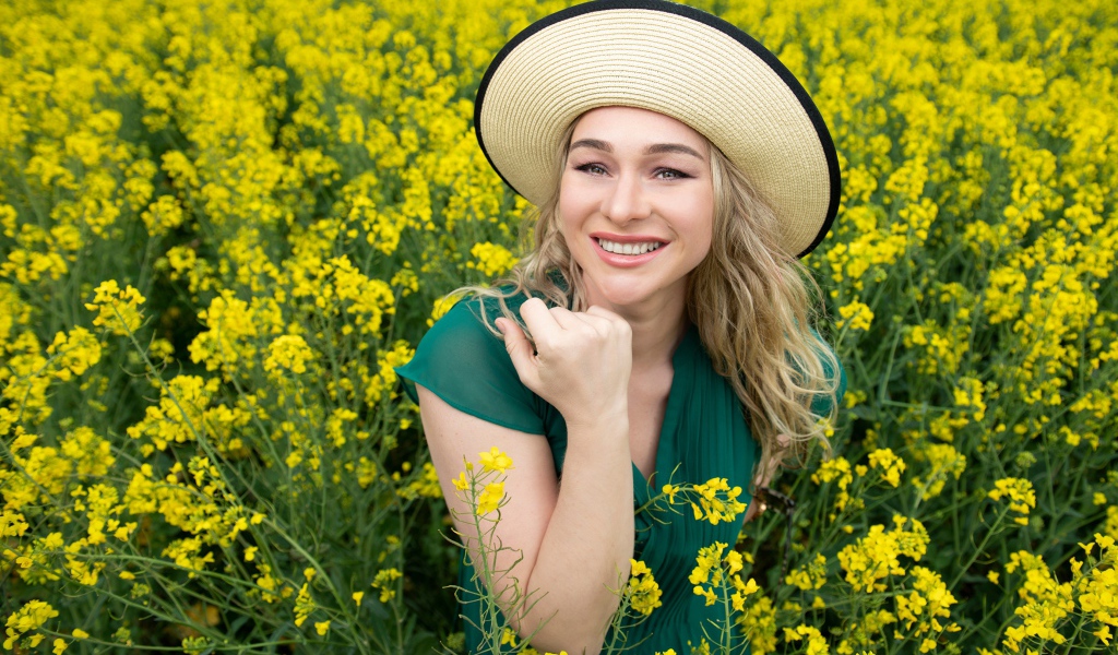 Улыбающаяся девушка в желтых цветах
