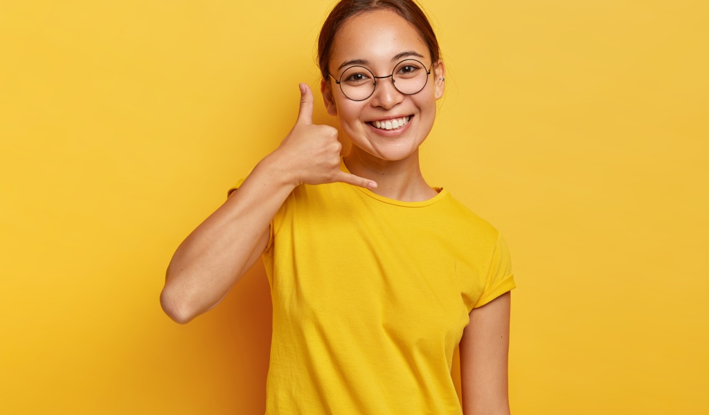 Улыбающаяся девушка на желтом фоне 