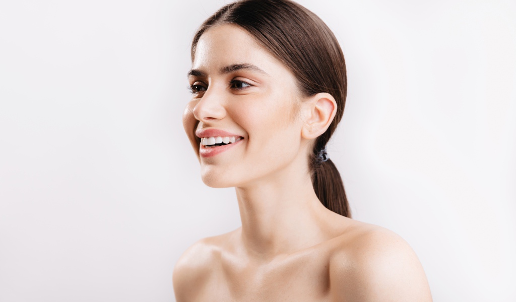 Улыбающаяся настоящая девушка без макияжа