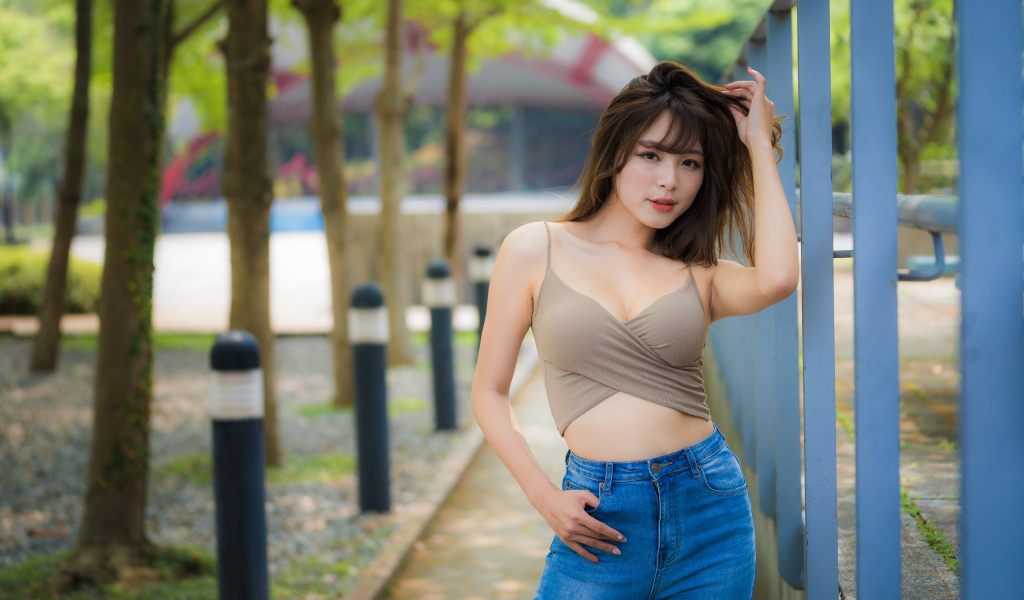 Стильная девушка азиатка в джинсах 