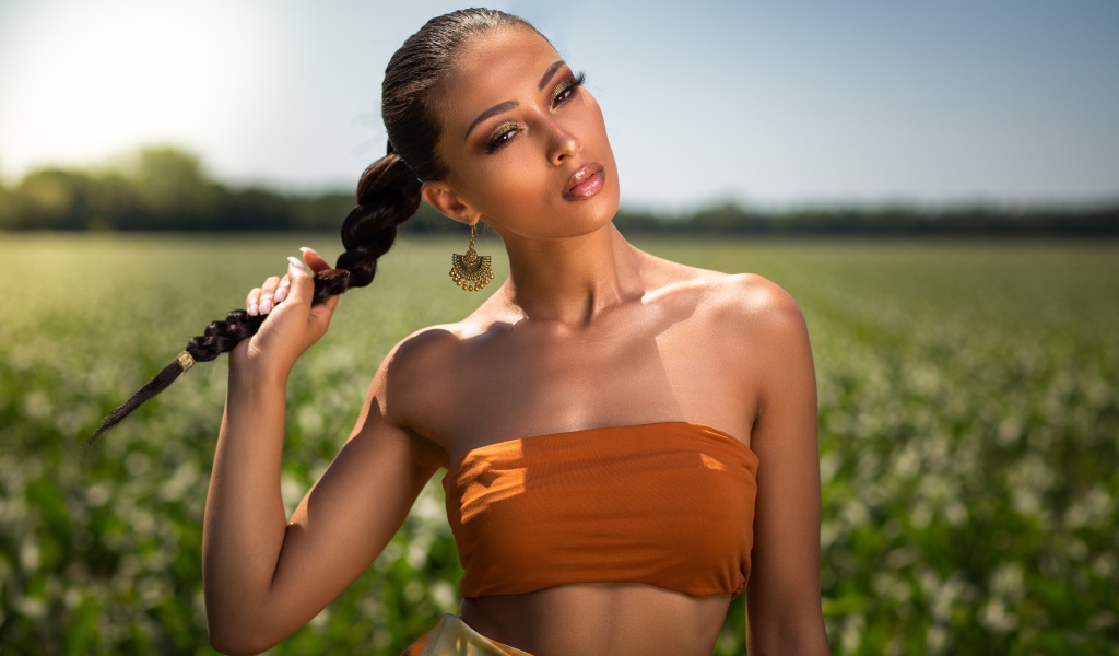 Стильная брюнетка с косой на голове 