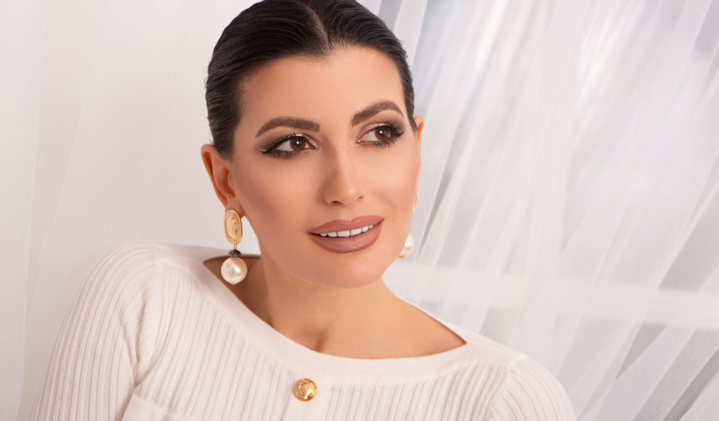 Стильная девушка в белом свитере 