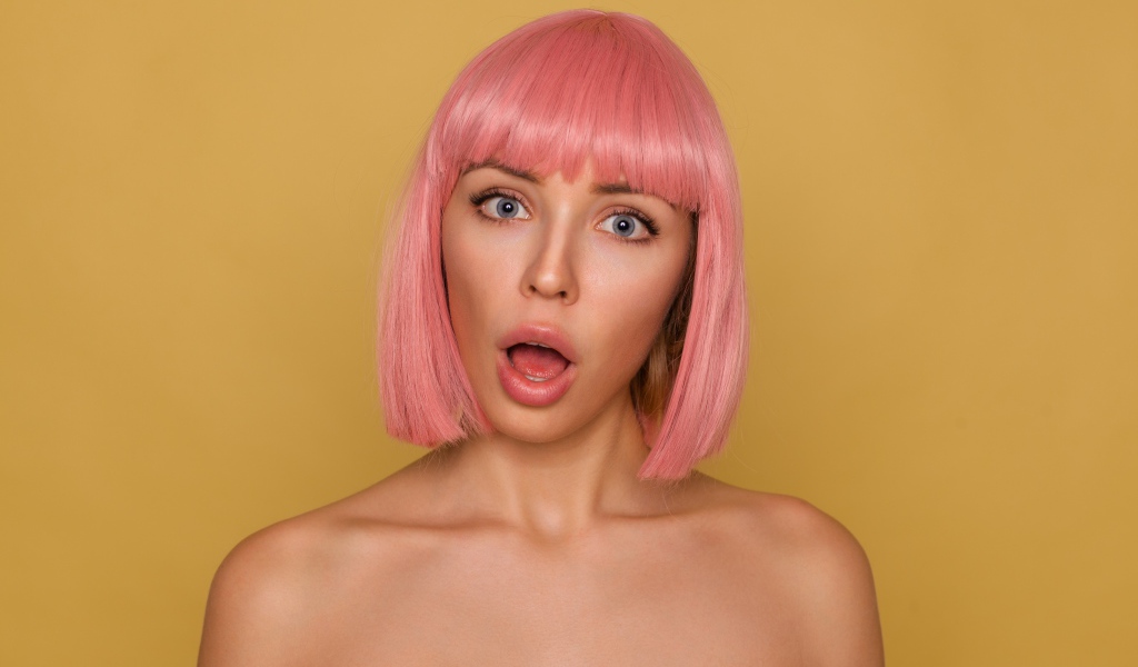 Удивленная девушка с розовыми волосами