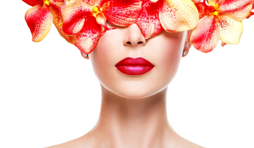 Глаза девушки закрыты цветами на белом фоне